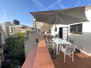 Outdoor dining - Cozy attic penthouse in center of BCN. Sun, views, quiet... close to main spots. (Barcelona)