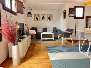 Smart TV, books - Cozy attic penthouse in center of BCN. Sun, views, quiet... close to main spots. (Barcelona)