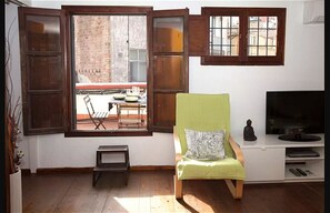 Smart TV, books - Cozy attic penthouse in center of BCN. Sun, views, quiet... close to main spots. (Barcelona)