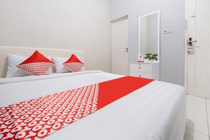 Deluxe Double Room | Laptop workspace, free WiFi, bed sheets - Hotel O Nareswari Guest House Syariah (Mertoyudan)