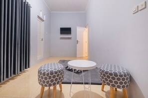 Basic Suite | Laptop workspace, free WiFi, bed sheets - Hotel O Nareswari Guest House Syariah (Mertoyudan)