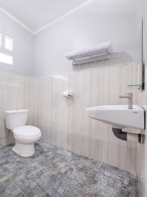 Basic Suite | Bathroom | Shower, towels - Hotel O Nareswari Guest House Syariah (Mertoyudan)