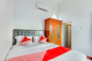 Laptop workspace, free WiFi, bed sheets - OYO 3074 Orange Inn (Madiun)
