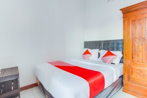 Laptop workspace, free WiFi, bed sheets - OYO 3074 Orange Inn (Madiun)