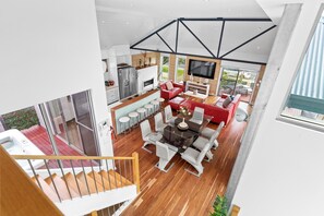 Un interior modern amb cuina, zona de menjador i espai de sala d'estar.