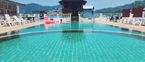 2 outdoor pools