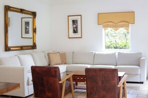 Smart-TV, peis, DVD-spiller og kontorer