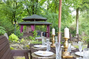 Outdoor dining - Detached 4 bed house near Glasgow. Large garden, pet friendly, hot tub & sauna (Clydebank)