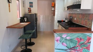 Refrigerador, microondas, parrilla de estufa y cafetera y tetera