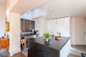 Geladeira, micro-ondas, fogão, cooktop