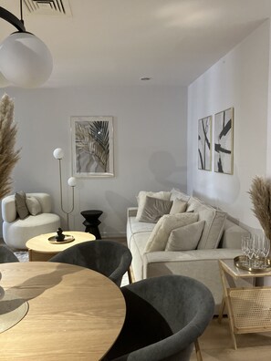 豪華公寓 | 客廳 | 40-吋智慧型電視，提供數位頻道