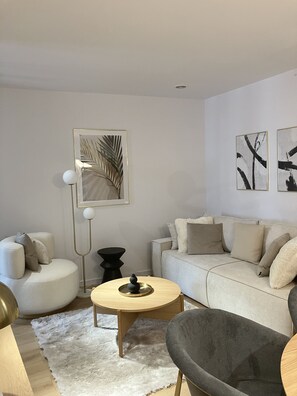 豪華公寓 | 客廳 | 40-吋智慧型電視，提供數位頻道