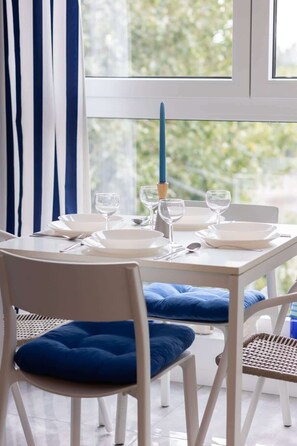 Dining - Stylish Apartment with Balcony | Private Parking (Warszawa)