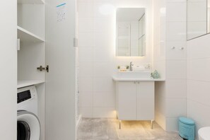 Shower, hair dryer, shampoo - Stylish Apartment with Balcony | Private Parking (Warszawa)