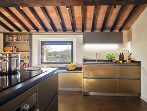Réfrigérateur, un four, surface de cuisson, lave-vaisselle