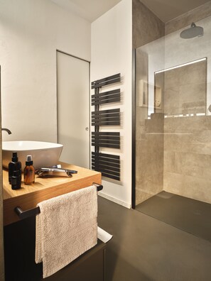 Douche, sèche-cheveux, bidet, serviettes fournies