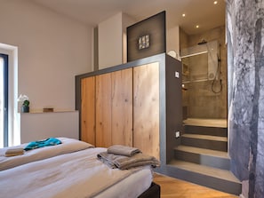 3 chambres, bureau, fer et planche à repasser, lit parapluie