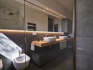 Een douche, een haardroger, een bidet, handdoeken