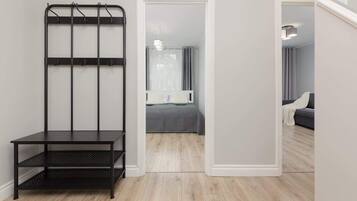 3 habitaciones, tabla de planchar con plancha, wifi y ropa de cama