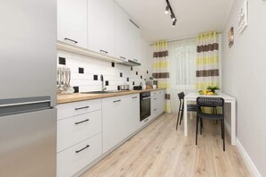 Kylskåp, mikrovågsugn, ugn och spishäll