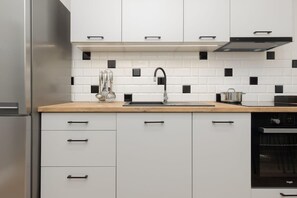 Kylskåp, mikrovågsugn, ugn och spishäll