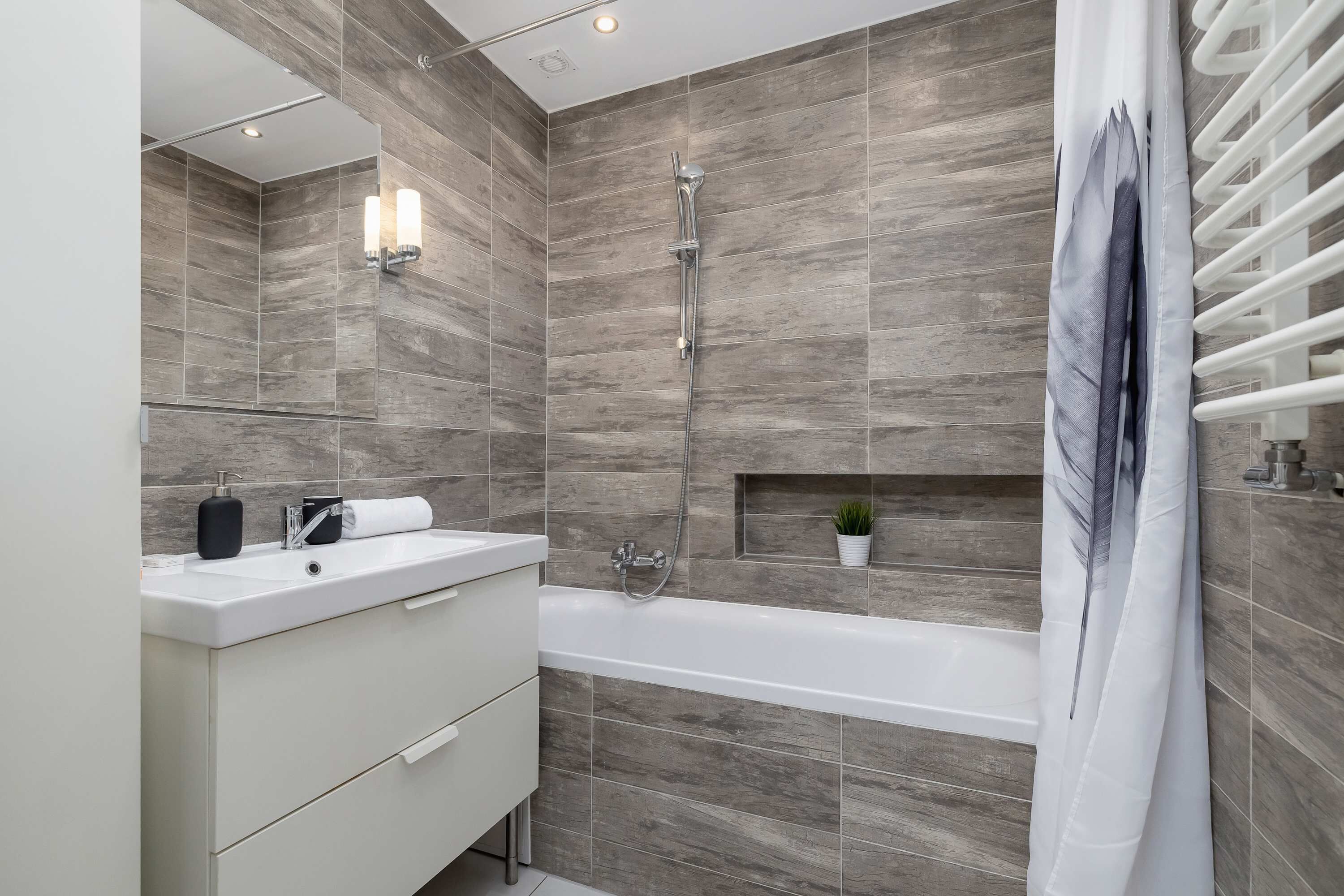 Bathtub, shampoo