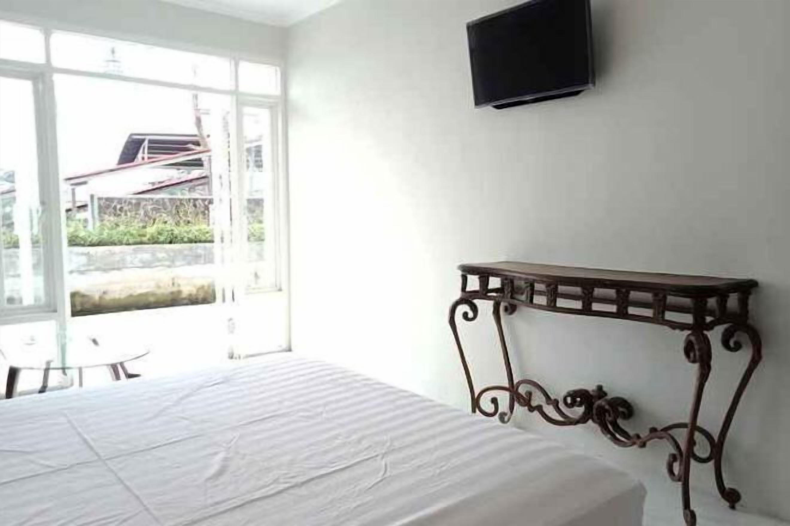 Escritorio y espacio para trabajar con laptop 