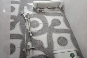 Suite | Bathroom | Shower, towels