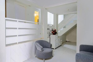 Lobby sitting area - Capital O 3359 Pondok Wisata Jaden Trawas Mojokerto (Trawas)