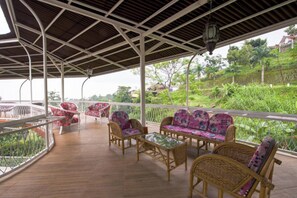 Lobby sitting area - Capital O 3359 Pondok Wisata Jaden Trawas Mojokerto (Trawas)
