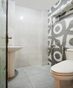 Phòng 2 giường đơn Tiêu chuẩn | Phòng tắm | Buồng tắm vòi sen, khăn tắm 