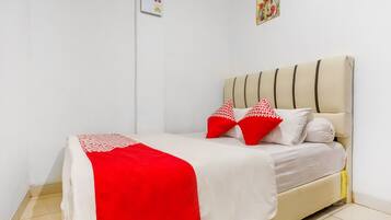 Desk, laptop workspace, free WiFi, bed sheets