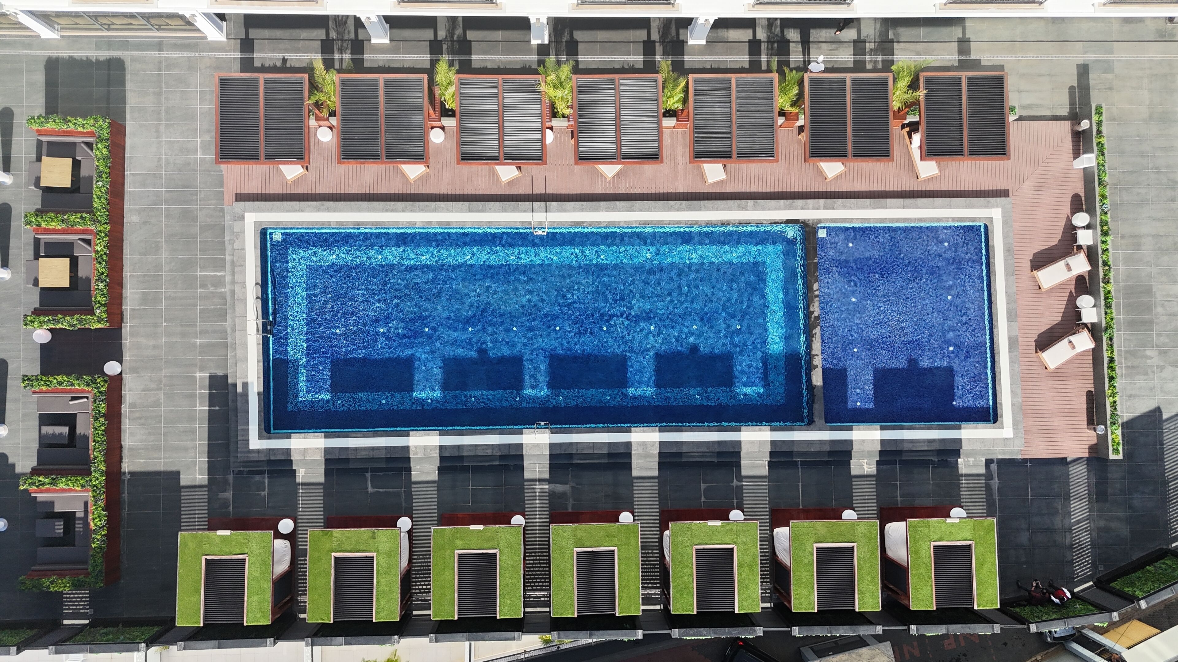 2 piscinas internas, funciona das 9h às 18h, barracas de cortesia