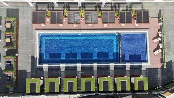 2 piscinas internas, funciona das 9h às 18h, barracas de cortesia