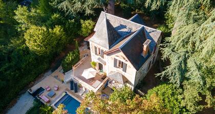 Villa d'époque1900 sur son grand parc boisé piscine privée dans village