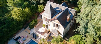 Villa d'époque1900 sur son grand parc boisé piscine privée dans village