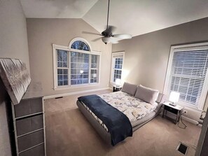 Travel crib, WiFi, bed sheets - Modern Lakefront Retreat with Hammocks & Pool (Sanford)