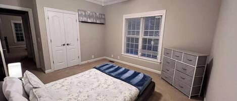 Cuna de viaje, wifi y ropa de cama