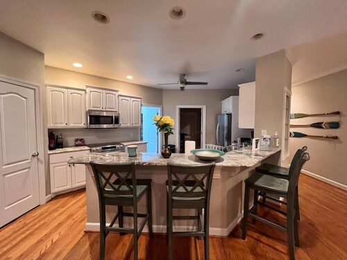 Modern 3br Lake front home
