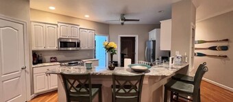 Modern 3br Lake front home