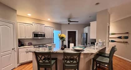 Modern 3br Lake front home