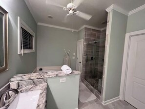 Bathtub - Modern Lakefront Retreat with Hammocks & Pool (Sanford)