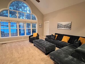 Televisión, chimenea y futbolito 