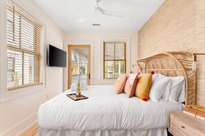5 habitaciones, escritorio y tabla de planchar con plancha