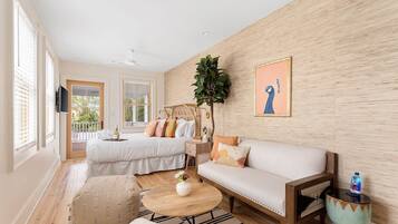 5 habitaciones, escritorio y tabla de planchar con plancha