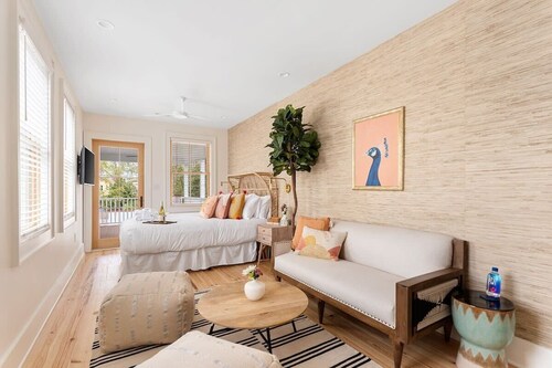 Charming 5 Bedroom House - 1 Block to King Street