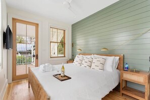 5 habitaciones, escritorio y tabla de planchar con plancha