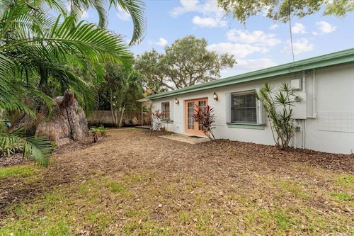 Walk to Beach | 3BR beach cottage