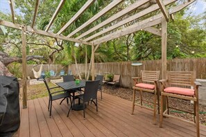 Outdoor dining - Walk to Beach | 3BR beach cottage (Cocoa Beach)