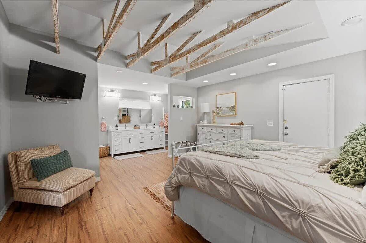 3 bedrooms, desk, iron/ironing board, WiFi